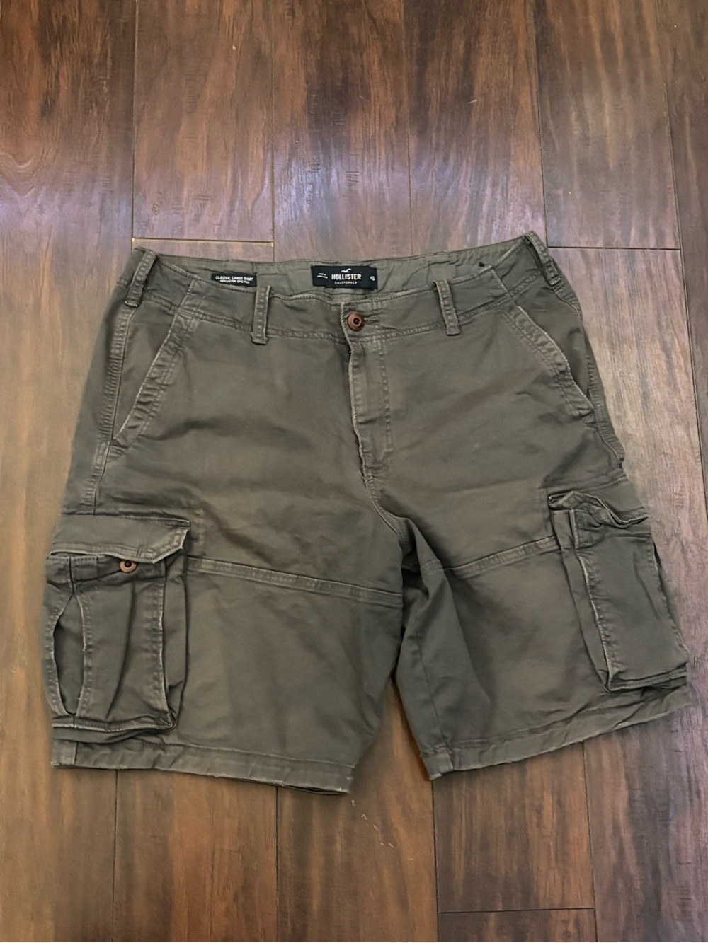 Hollister Men's Olive Utility Cargo Shorts - Picture 2 of 4